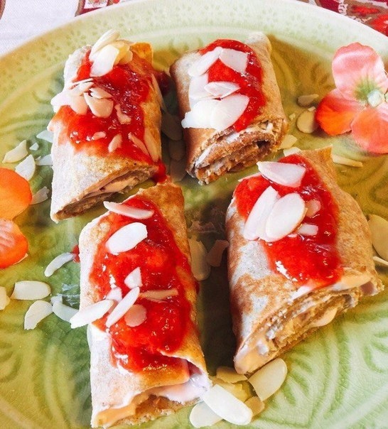 Нежные блинчики с ягодным пюре