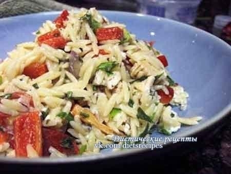 Салат из риса с помидорами и курицей