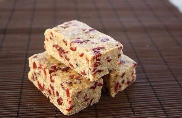 Овсяные батончики с клубникой