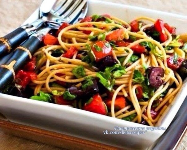 Спагетти с помидорами черри, рукколой и оливками