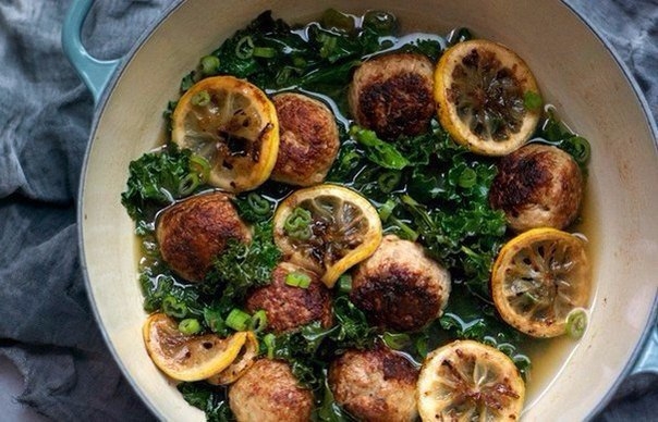 КУРИНЫЕ ФРИКАДЕЛЬКИ С ЛИМОНОМ И КАПУСТОЙ КАЛЕ