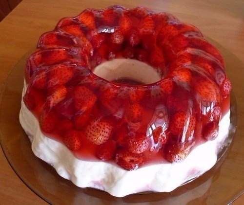 Низкокалорийное клубничное желе с творожным кремом