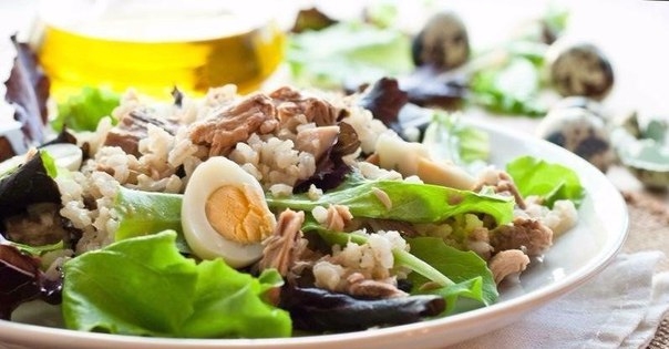 Салат с тунцом и рисом: на ужин