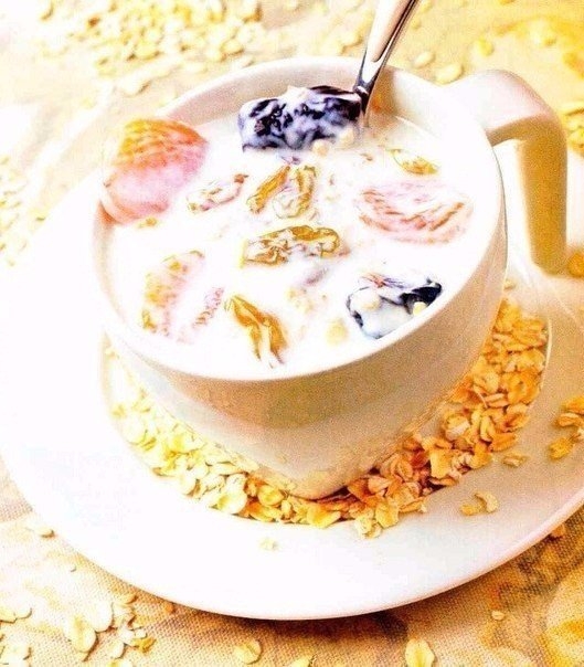 Кефир с сухофруктами и овсяными хлопьями!