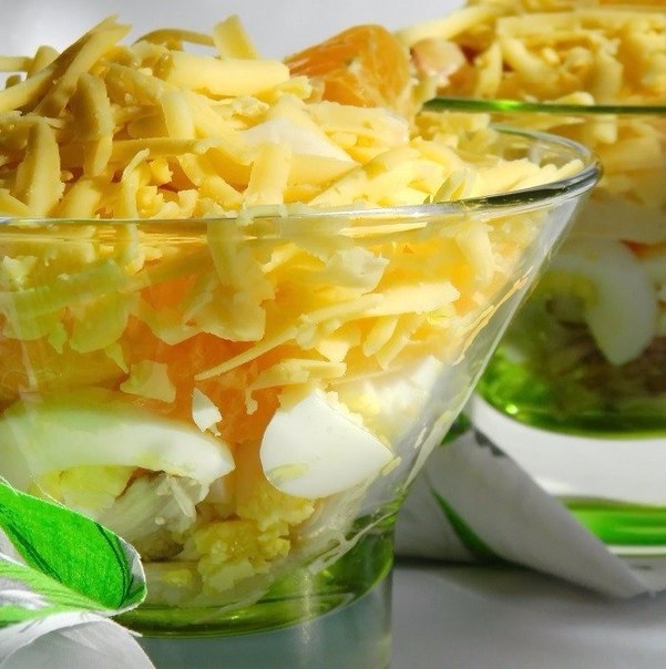 Лёгкий и в то же время сытный салат из нежной курочки и сочного яблока! Интересное сочетание, попроб