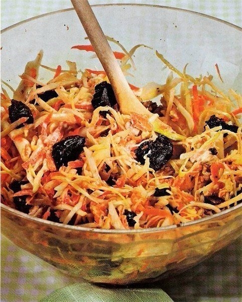 Пикантный салатик из яркой сочной моркови и чернослива. Сплошные витамины!