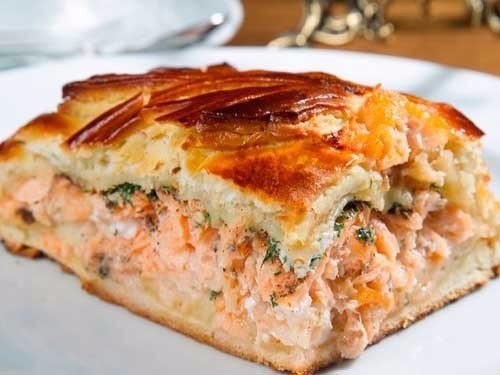 Румяный ароматный закусочный пирог для вашего праздничного стола! Начинка из красной рыбы и сливок -