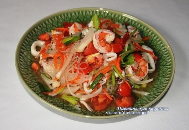 Тайский салат с лапшой и креветками