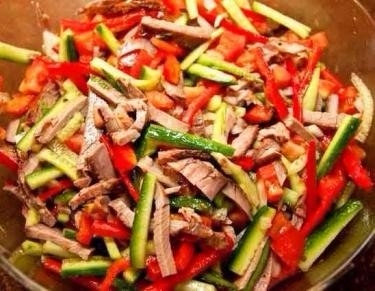 Яркий, сочный и хрустящий салатик с говядиной это потрясающе вкусно! Попробуйте обязательно!