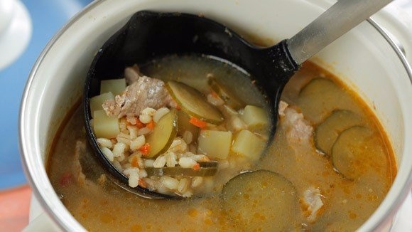 Пикантный наваристый рассольник с хрустящим огурчиком. Очень аппетитно!