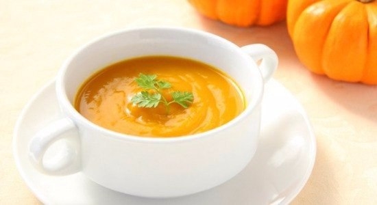 Яркий красочный суп-пюре из такой богатой витаминами тыквы. Кормите свою семью полезными блюдами!
