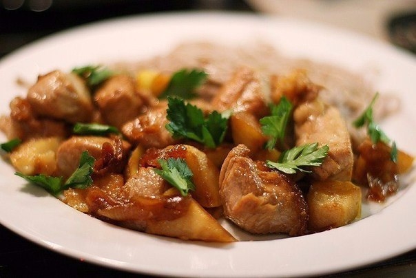Ароматнейшее блюдо из сочных яблок и нежного куриного филе! Румяное, пряное, вкусное!