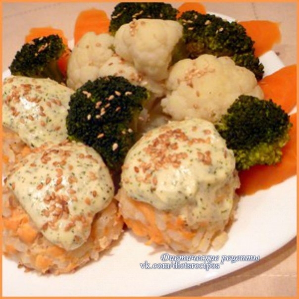 Рисово-рыбные тефтели с овощами на пару под сливочно-сырным соусом