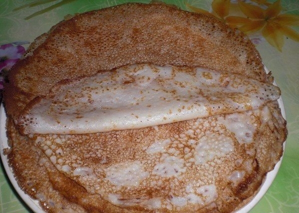 Блины универсальное блюдо! Заверни в него сырок с ветчиной - обед, заверни вареньице - десерт!