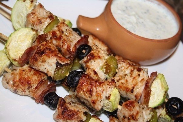 Очень нежные и вкусные шашлычки получаются из индейки с овощами и маслинами в лимонно-чесночном мари