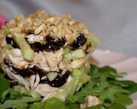 Пикантный салат с сочным черносливом и нежной курочкой. Восхитительно вкусно!