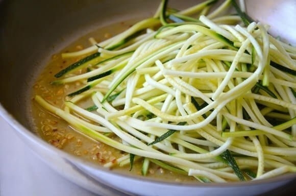 Зеленые спагетти из кабачков цуккини с креветками.