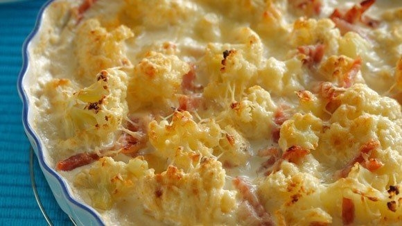 Румяная аппетитная запеченная цветная капуста под соусом это шедевр кулинарного искусства! Так вкусн