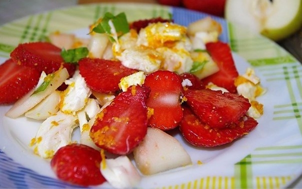 Один из самых красивых, лёгких и подходящих для диет и вегетарианства салатов.