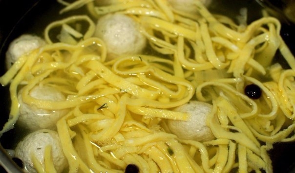 Нет ничего вкуснее и аппетитнее легкого супчика с фрикадельками и домашней яичной лапшой! Восхитител