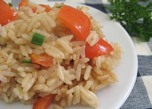 Постный рис с овощами. Калорийность одной порции - 142 Ккал.