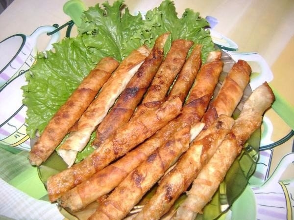 Предлагаю вашему вниманию хрустящие рулетики, которые нравятся как взрослым, так и детям. Ими приятн