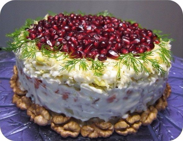 Отличный праздничный салатик для ваших семейных торжеств. Гости просят добавки и требуют рецепт!