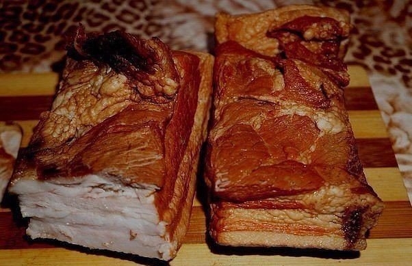 Много рецептов мы перепробовали готовить. Солили и выдерживали в специях, бекон жестким был.Пытались