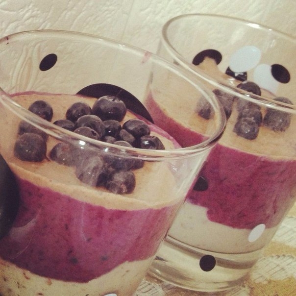 Ещё одна потрясающая идея с овсянкой! Такой десерт можно сделать с вечера, чтобы не тратить утром др