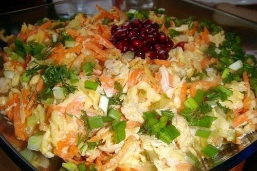 Салат с курицей, корейской морковью и маринованными огурцами