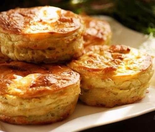 Пышные и сочные оладьи из нежного кабачка. Так вкусно со сметанкой!