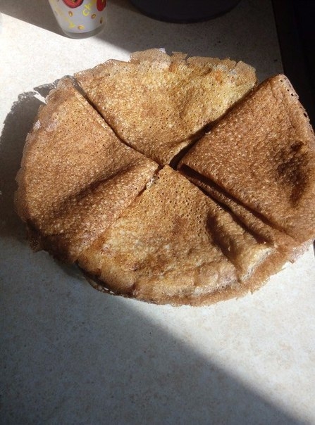 Блинчики, они ведь чем хороши: с вареньем - десерт тебе, а с ветчиной и сыром - отличная закуска! Та