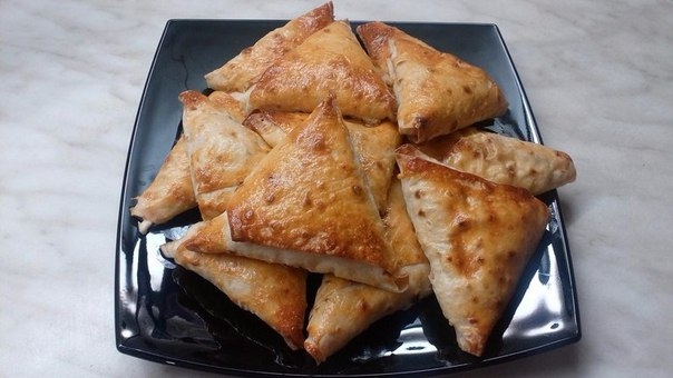 Румяные треугольнички с нежным сыром внутри! Возьмите детям на прогулку!