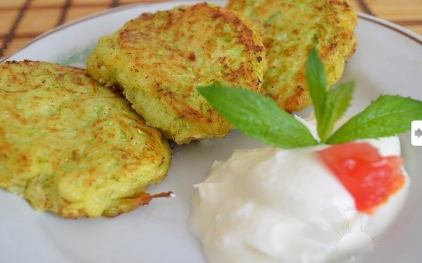 Сочные нежные котлетки из кабачка придутся по вкусу всем членам семьи! Приготовьте к семейному столу