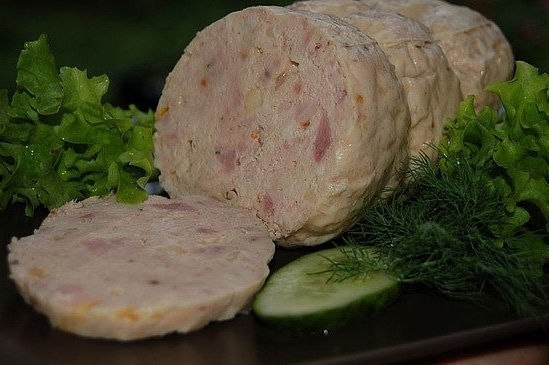 Вкусная домашняя колбаса, напоминающая вкусом вареную колбасу. Такую колбасу с удовольствием съедят и взрослые и дети. Рецепт простой и для приготовления используются самые простые подручные средства. Вкусная домашняя колбаса, напоминающая вкусом вареную колбасу. Такую колбасу с удовольствием съедят и взрослые и дети. Рецепт простой и для приготовления используются самые простые подручные средства.
