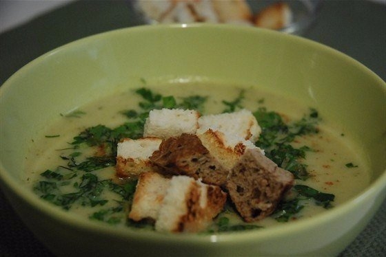 Пряный крем-суп с сухарями - излюбленное лакомство моей семьи! Уверена, вашим "проглотикам" тоже при