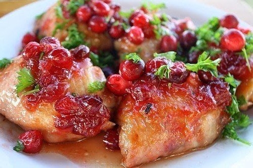 Восхитительная румяная курочка с милой кислинкой клюквенного соуса. Пальчики оближешь!