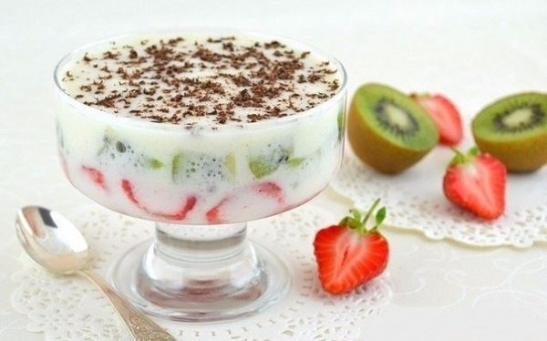 Очень изысканный и легкий десерт. Сочетает в себе сочные фрукты и густой зефирный крем. Нежный, кисл