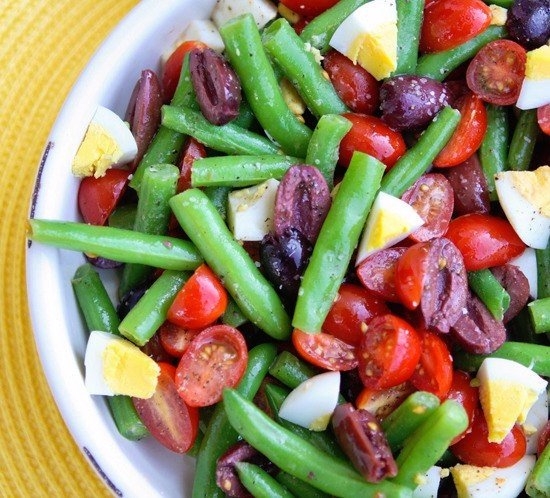 Яркий красочный и очень сытный салат! Попробуйте обязательно!