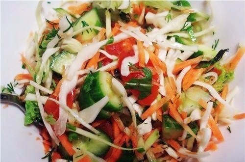 Сочный яркий витаминный салат из любимых овощей! Приятно похрустеть!