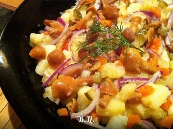 Картофельный салат с опятами и морковью