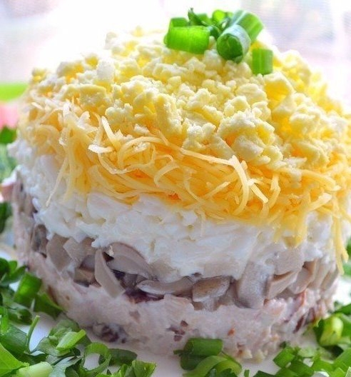 Замечательный пышный салат будет очень уместен на любом столе. Кушать можно всем!