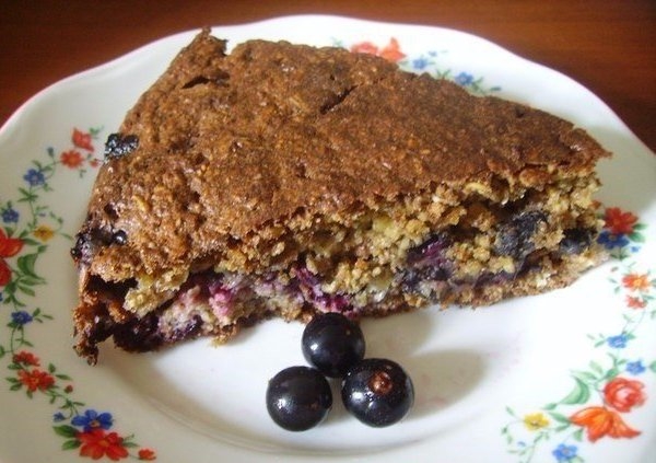 Пирог с ягодами отлично подходит для тех, кто ценит полезную выпечку: он готовится на основе геркуле