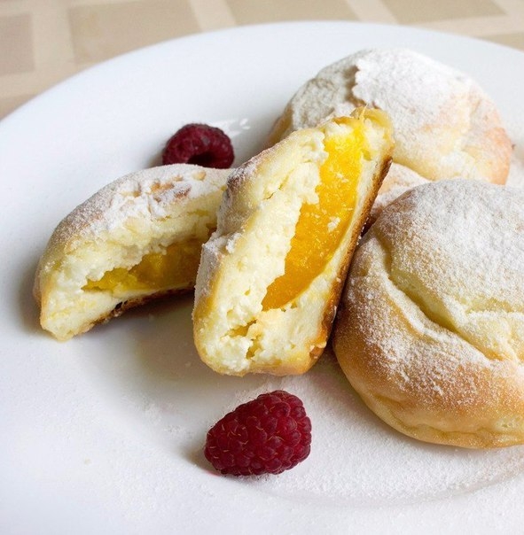 Вкуснейшее начало дня вам гарантировано с сочными сырничками! А еще их можно взять с собой на работу