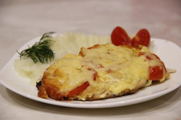 Ароматная куриная отбивная с пикантной сырной корочкой и сочным помидорчиком! Вкуснейшей!