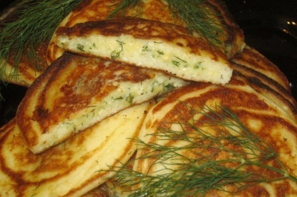 Пышные сочные оладьи в стиле хачапури! Нежный солоноватый вкус и румяная корочка! Объедение!