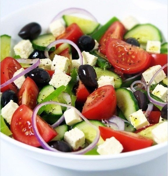 Любимый греческий салат подойдет и на каждый день, и к праздничному столу. Готовим?