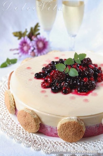Торт "Шантильи" с шампанским и лесными ягодами