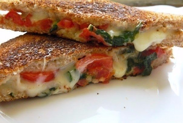 Замечательные итальянские капрезе еще никого не оставили равнодушным. Рецепт очень простой!