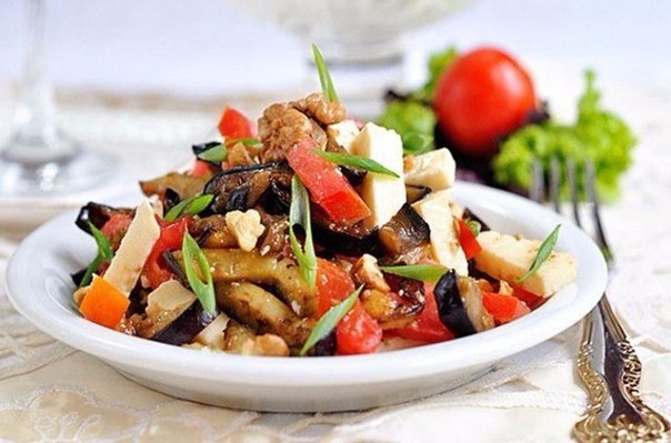 Отличный теплый салат или гарнир к мясу. Все гости будут в восторге!